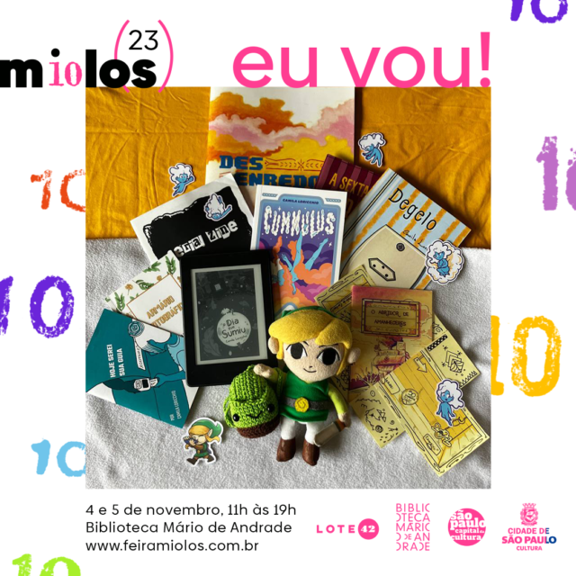 Imagem de divulgação da feira miolos desse ano. No topo o logo dos dez anos da feira, e o texto Eu vou! Ao centro a foto em todas as obras da Castelo organizadas com o jovem link abraçado em uma mochila verde de amigurumi ao centro abaixo.. E abaixo o seguinte texto: 4 e 5 de novembro. das 11h às 19h. Biblioteca Mário de Andrade. www.feiramiolos.com.br . E os logos da Lote 42, Prefeitura de SP, Secretaria de Cultura de SP e Biblioteca Mário de Andrade.
